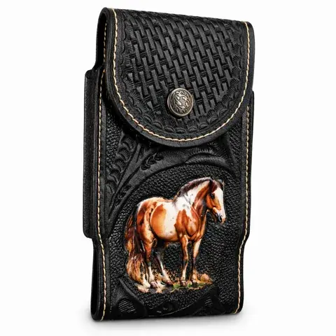 Su color negro, detalle de caballo y cuero resistente; diseño unico y artesanal con cierre de broche para brindar mayor seguridad. Medidas: 18 x 9 x 2 cm.
