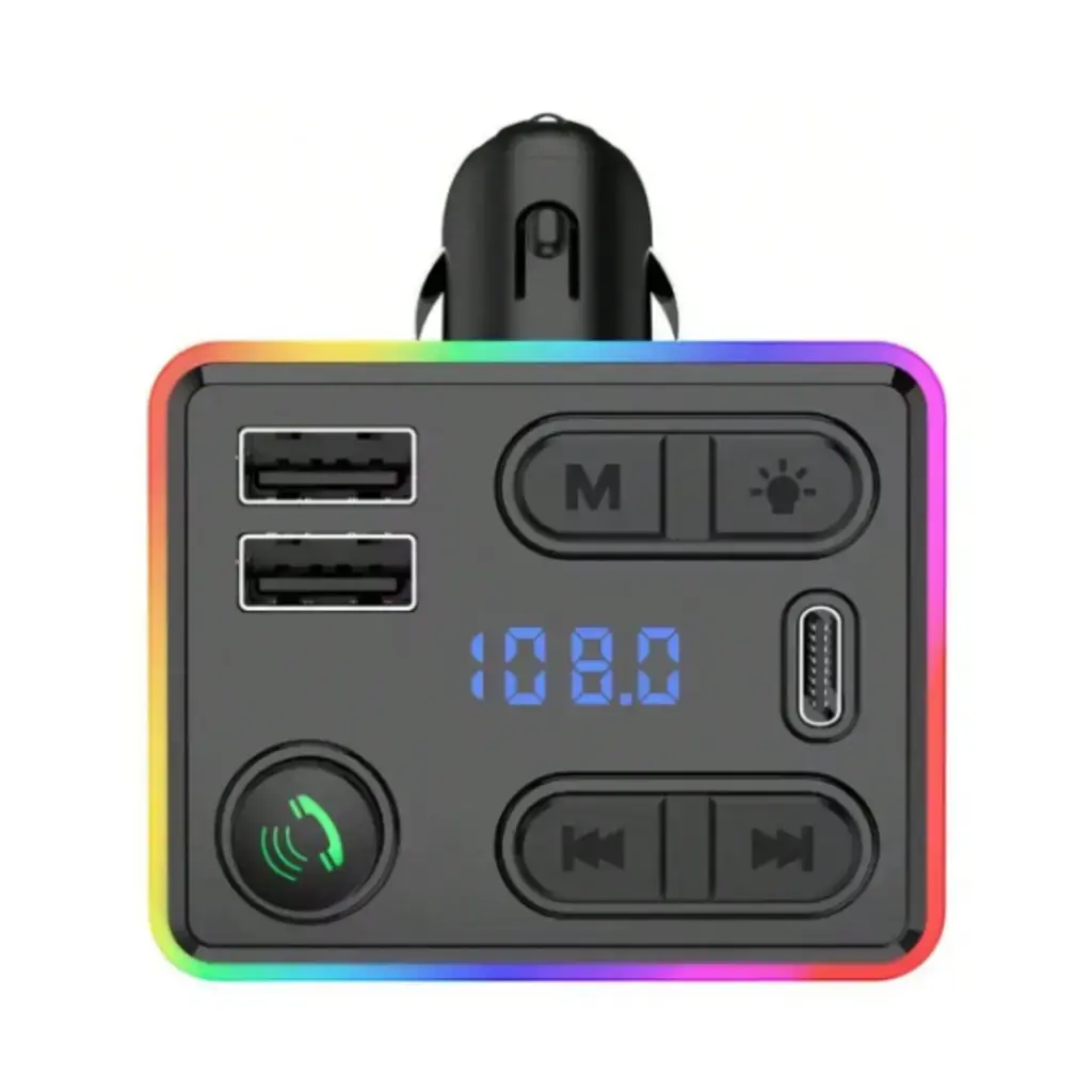 Transmisor FM negro para carro con dos puertos USB, puerto USB-C, pantalla digital, luz RGB y control remoto.